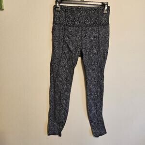 Athleta Lightning Static 7/8 Tight Legging Black and White Small